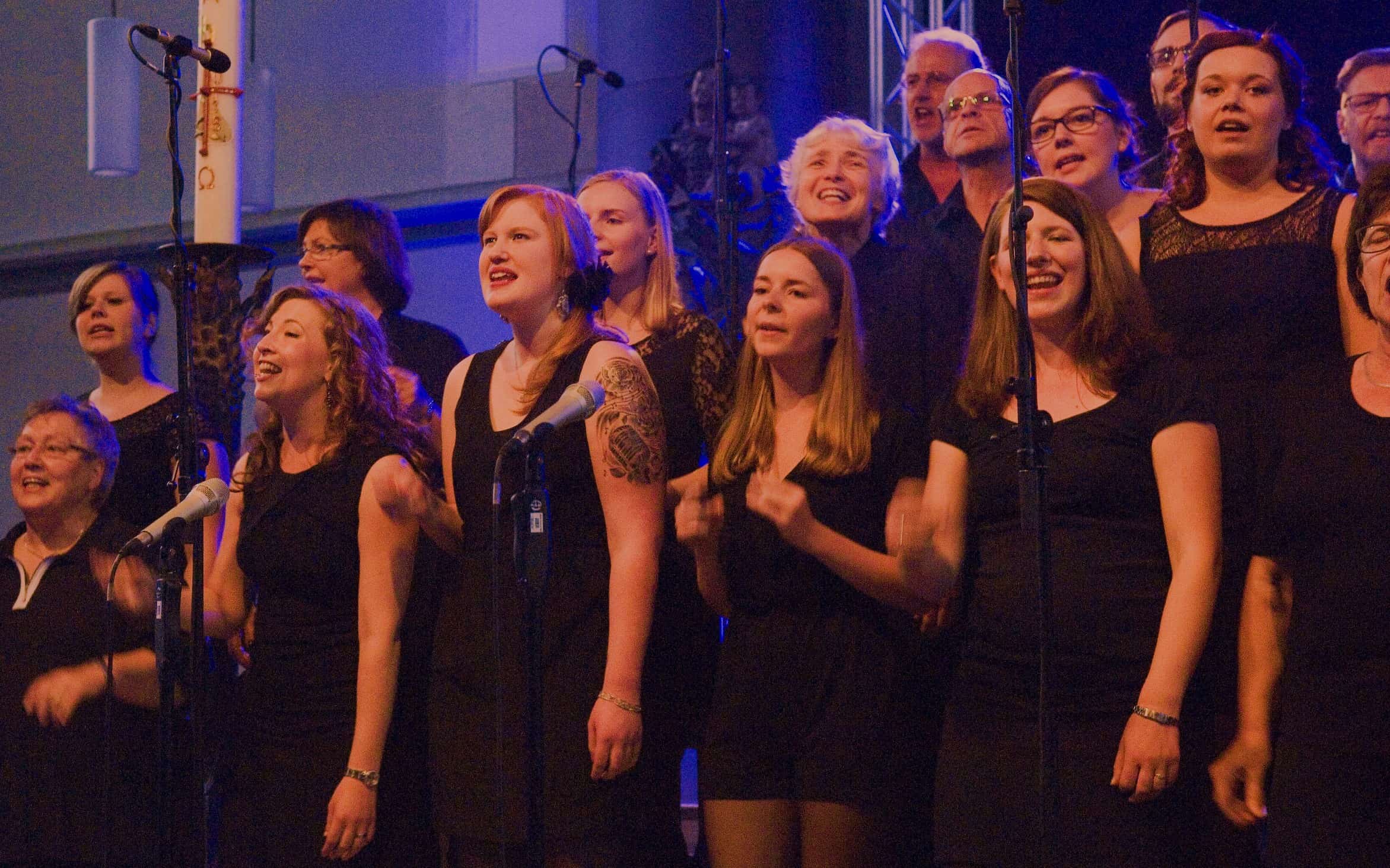 Gospelchor S(w)ing&Praise beim Auftritt auf der Bühne